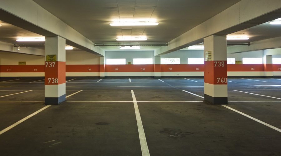 Dimension place de parking : Normes en France et à l’Étranger